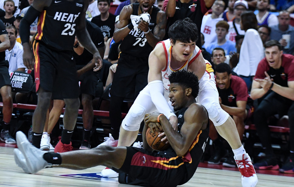 bet365公司-关于热火队热身赛大胜对手，豪取胜利庆祝的信息